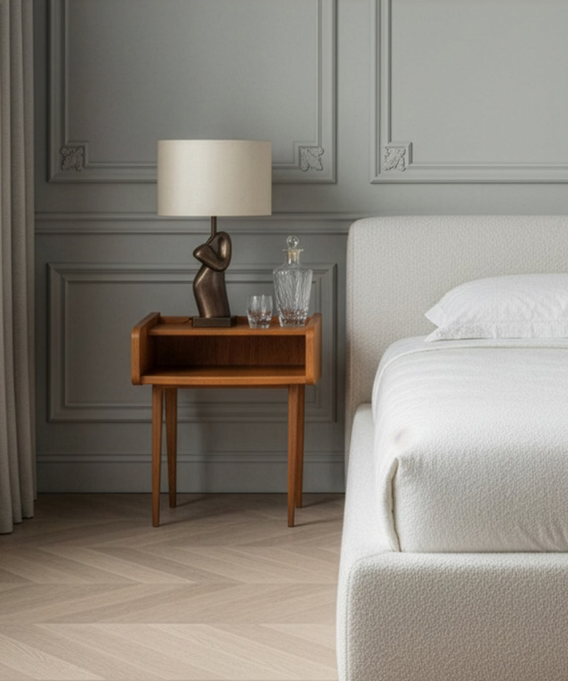 Mesitas de noche vintage integradas en un dormitorio de estilo minimalista cálido.