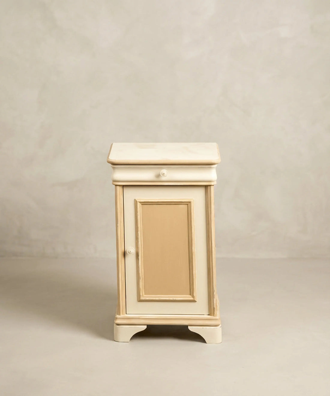 Mesita auxiliar vintage de estilo provenzal pintada en colores beige y café tostado.