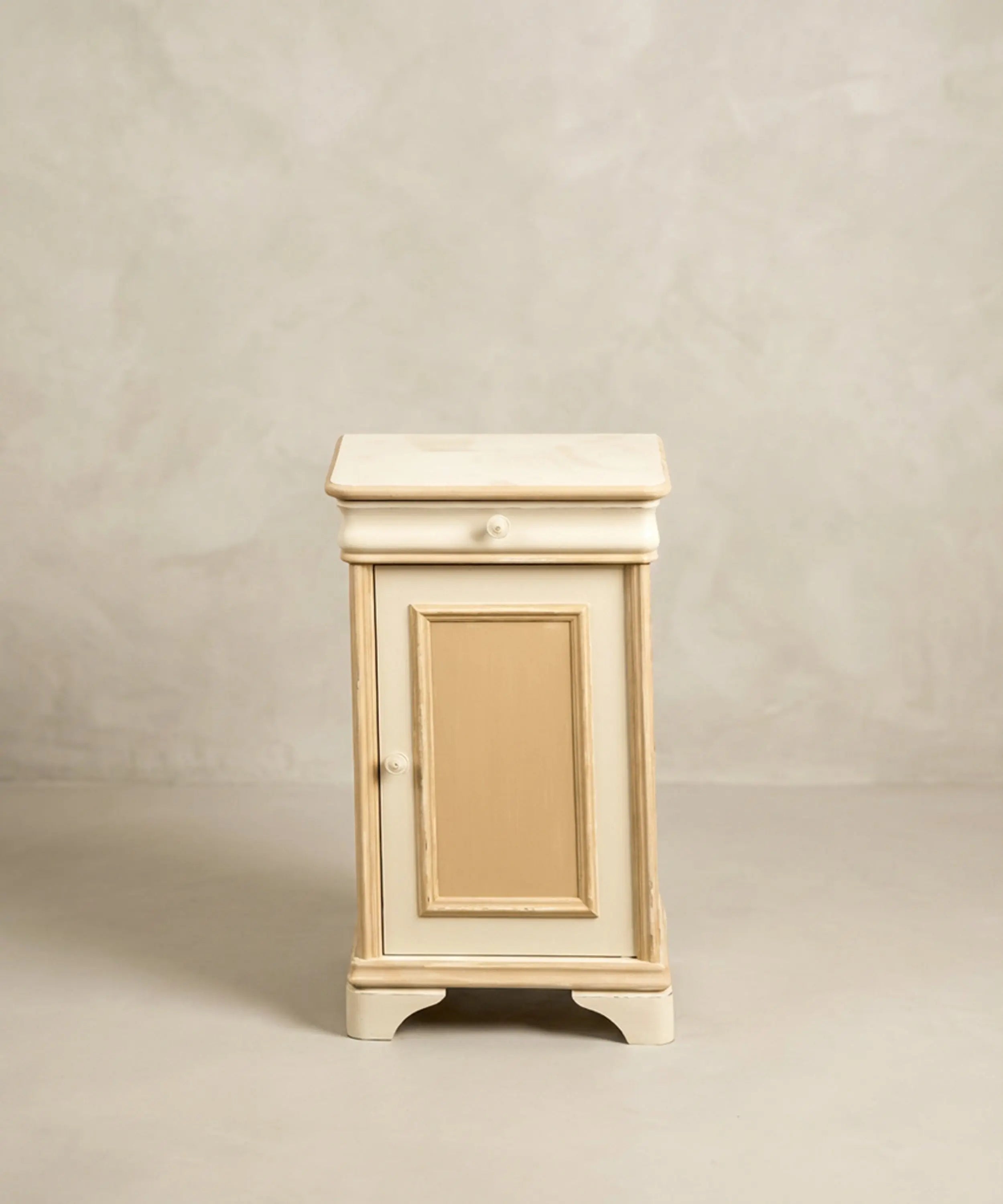 Mesita auxiliar vintage de estilo provenzal pintada en colores beige y café tostado.