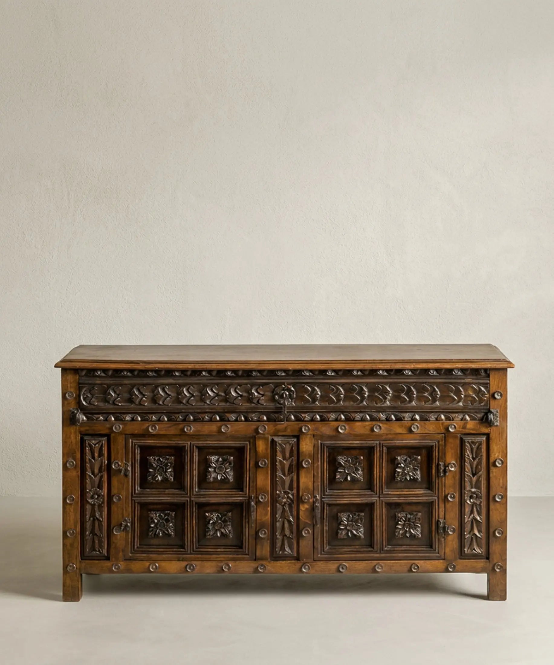 Aparador antiguo de madera maciza tallada con dos puertas cajón superior y clavería vista frontal — Antique Arte y Decoración