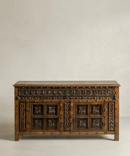 Aparador antiguo de madera maciza tallada con dos puertas cajón superior y clavería vista frontal — Antique Arte y Decoración