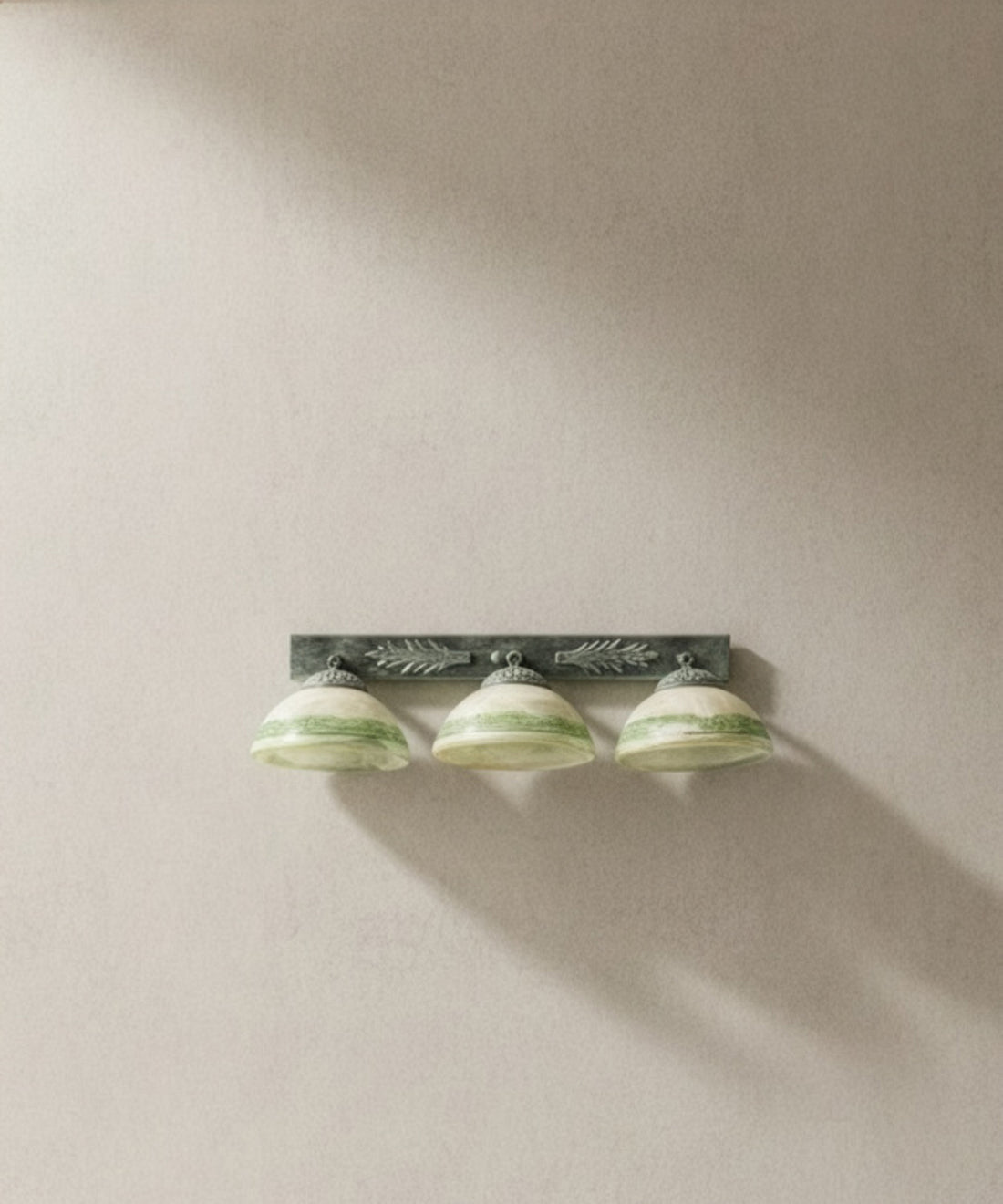 Aplique de pared en metal envejecido y vidrio alabastrado