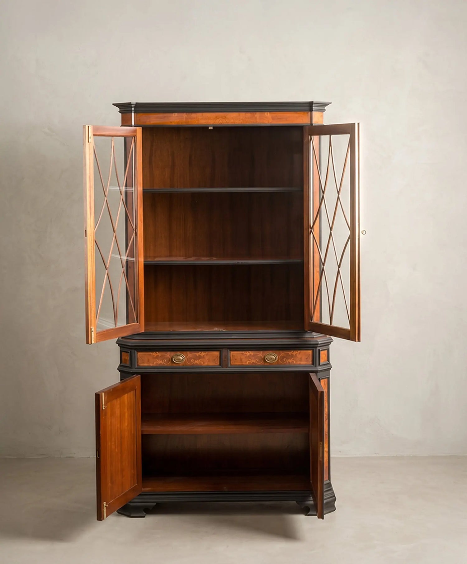 Vitrina aparador victoriano inglés completamente abierta interiores baldas madera oscura — Antique Arte y Decoración