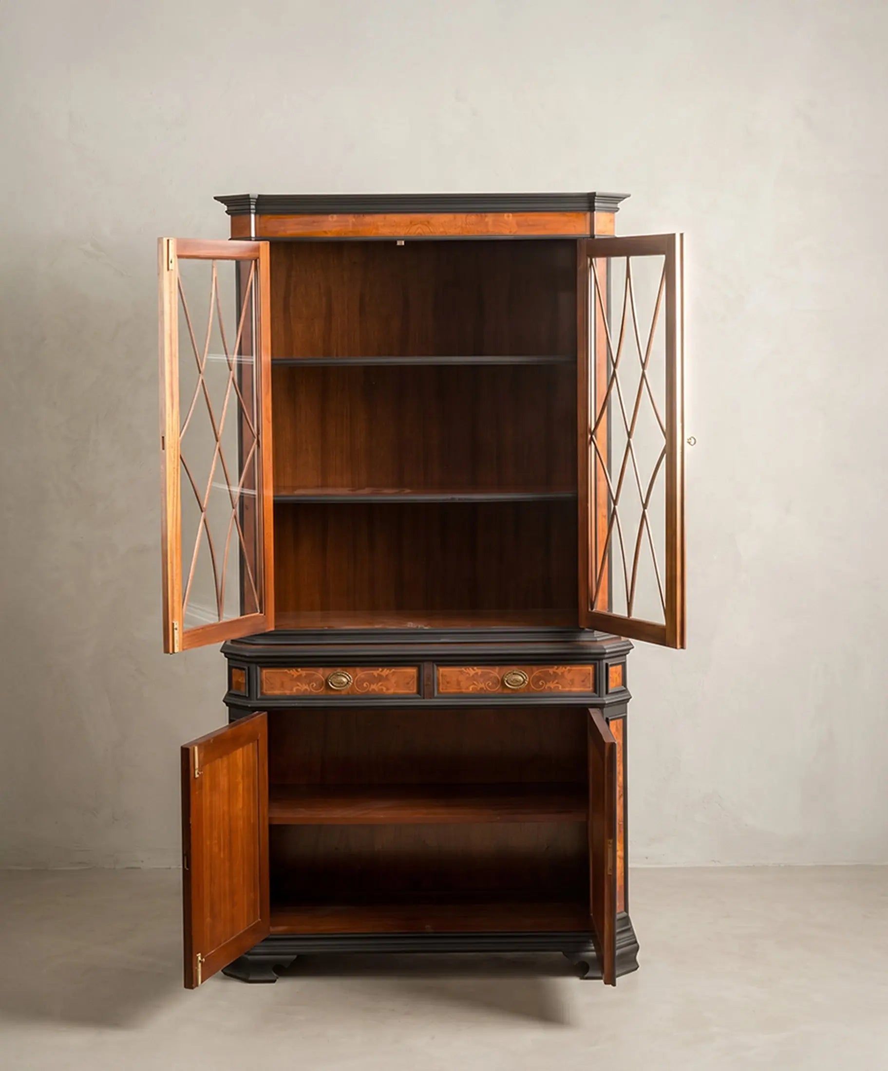 Vitrina aparador victoriano inglés completamente abierta interiores baldas madera oscura — Antique Arte y Decoración