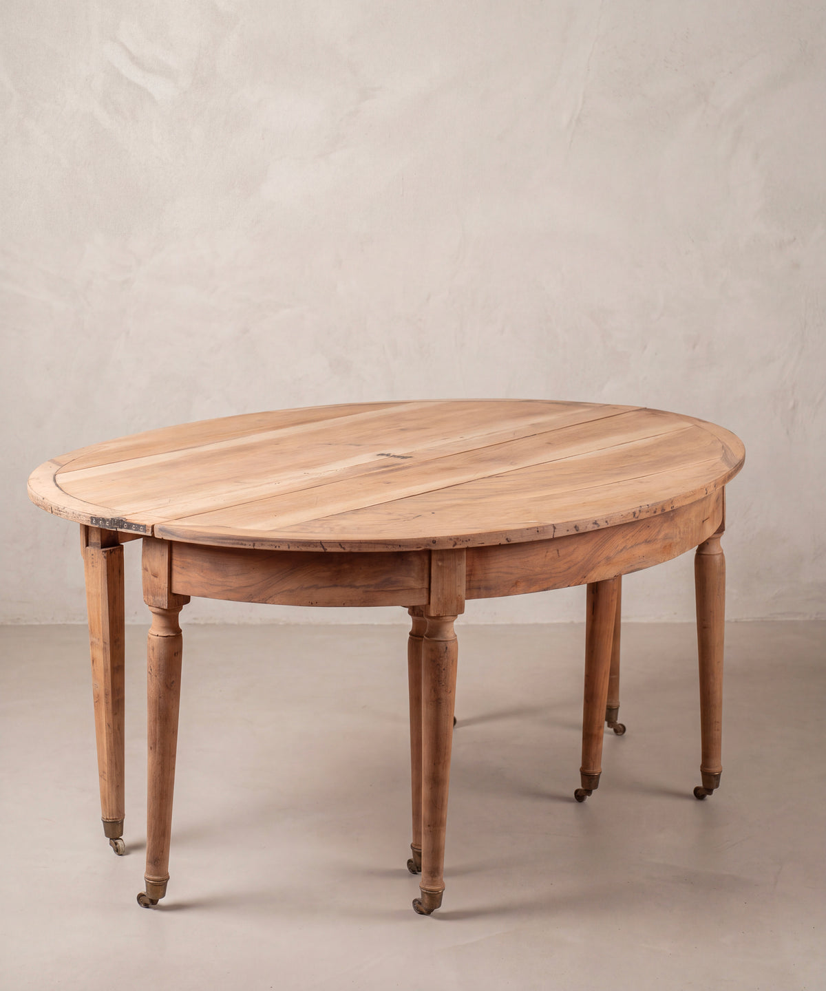 Mesa de comedor redonda antigua de nogal para seis con ocho patas torneadas — Antique Arte y Decoración