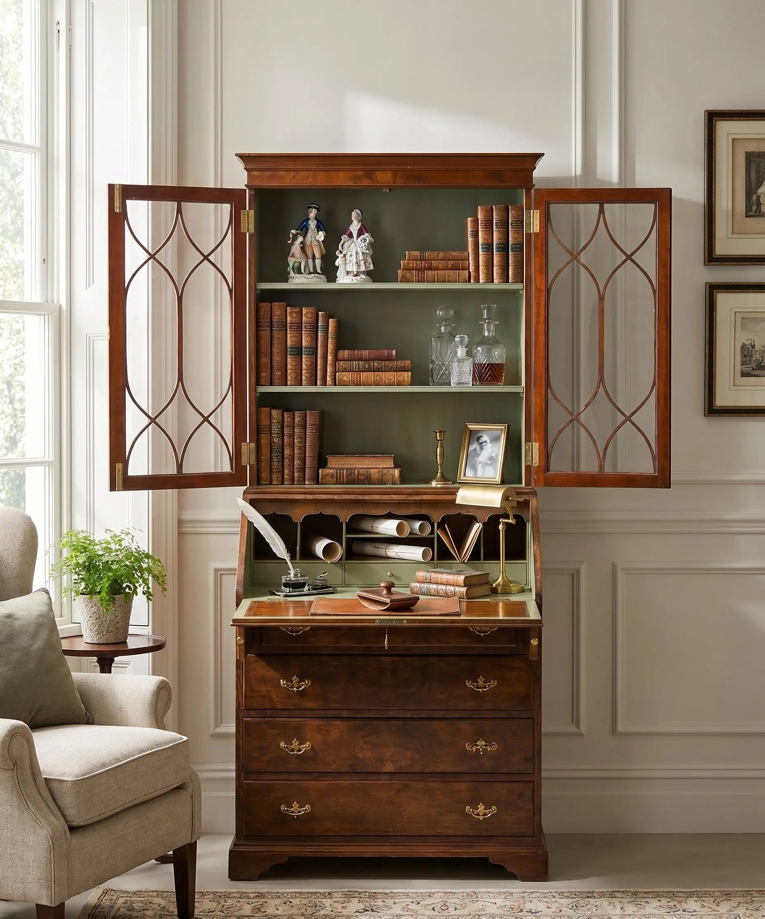 Bureau-bookcase inglés decorando un salón luminoso de estilo country house, flanqueado por sofás de lino blanco.