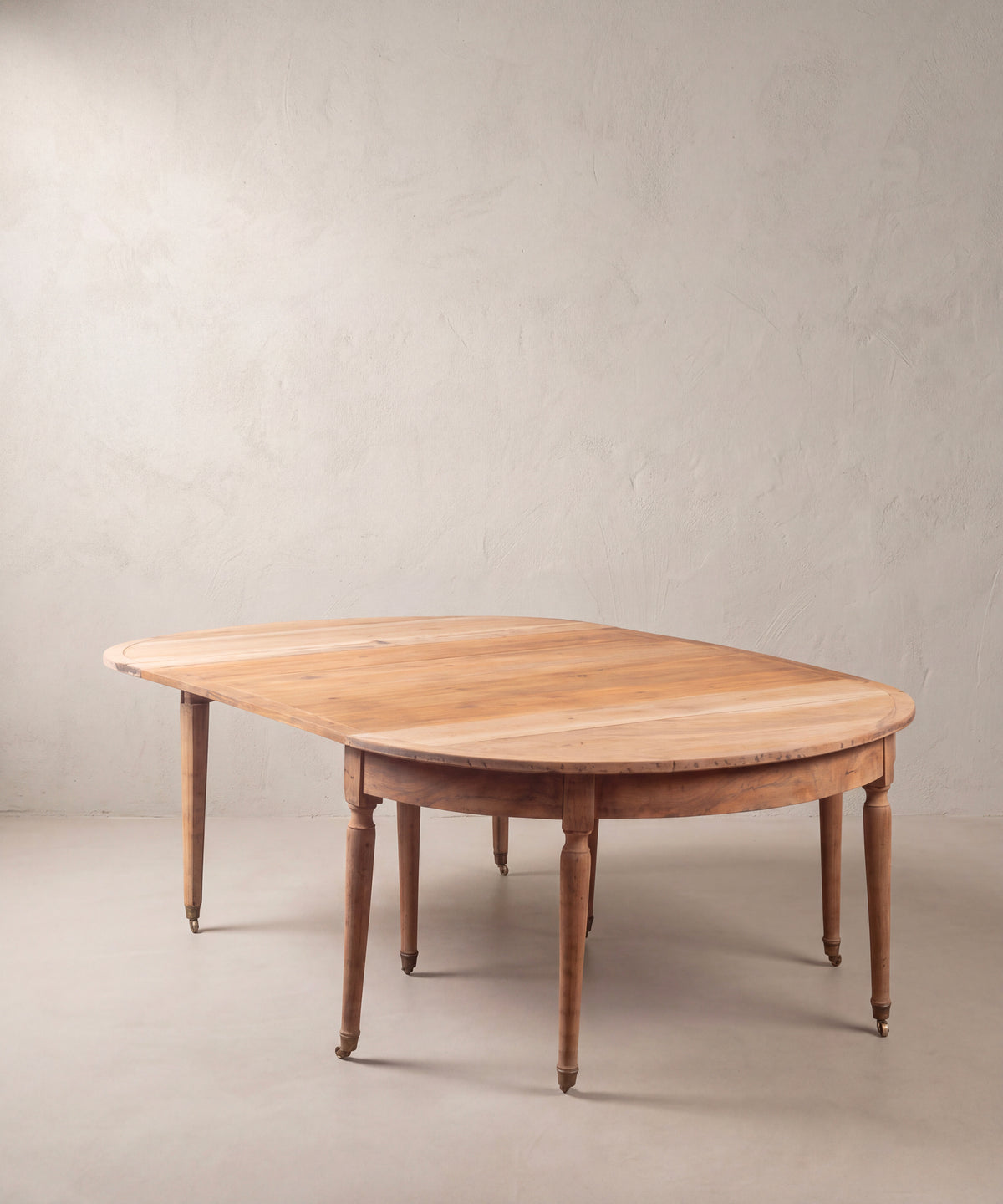 Mesa de comedor extensible antigua de nogal demi-lune abierta vista tres cuartos — Antique Arte y Decoración