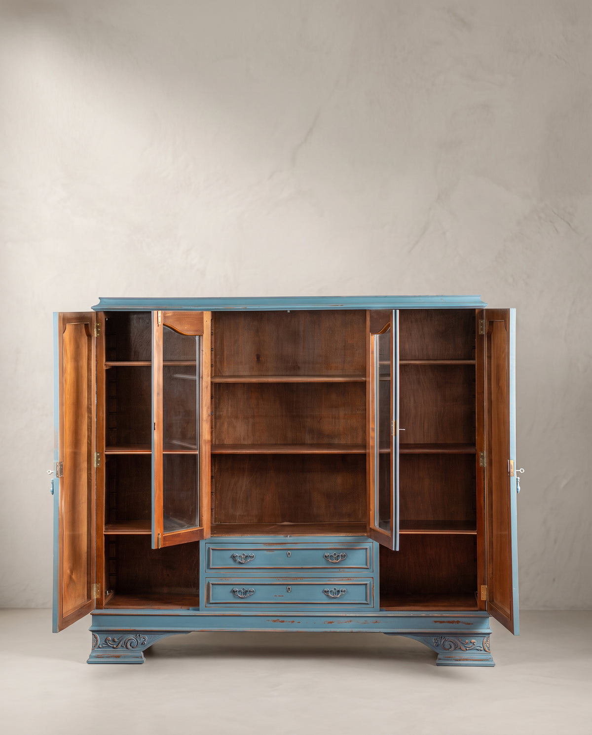 Interior librería vitrina vintage con baldas en tono nogal y las cuatro puertas abiertas — Antique Arte y Decoración