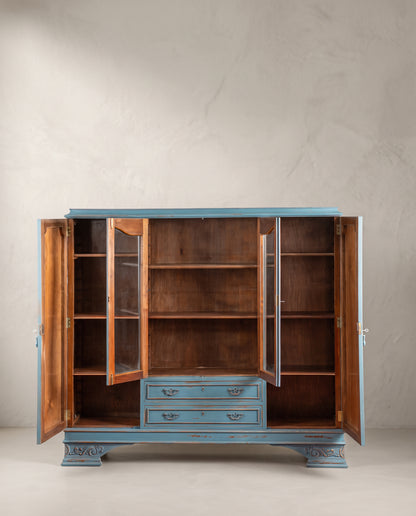 Interior librería vitrina vintage con baldas en tono nogal y las cuatro puertas abiertas — Antique Arte y Decoración
