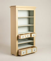 Estantería librería alta color crema estilo provenzal con cajones abiertos vista tres cuartos