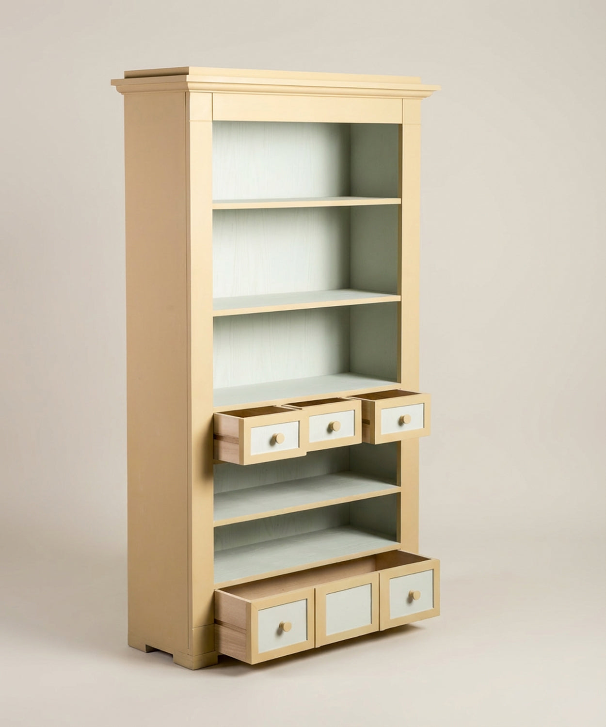 Estantería librería alta color crema estilo provenzal con cajones abiertos vista tres cuartos