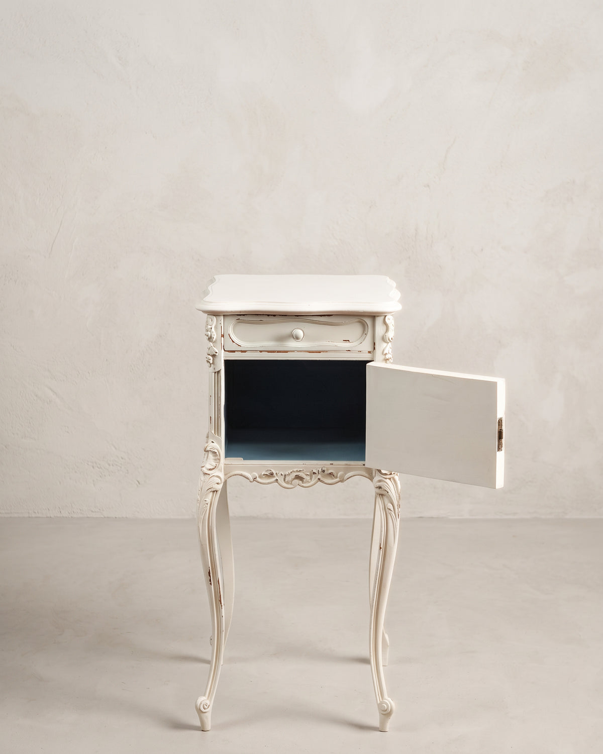 Mesa auxiliar estilo Luis XV con la puerta abierta e interior azul, vista frontal — Antique Arte y Decoración