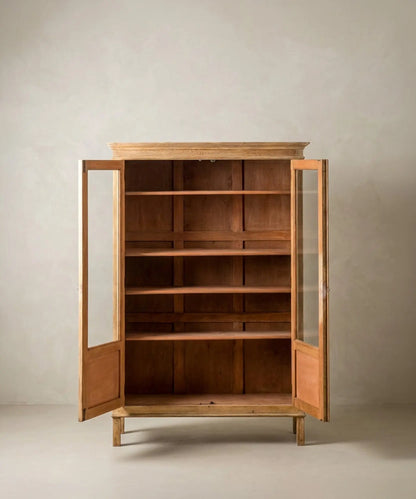 Vitrina antigua de madera lavada