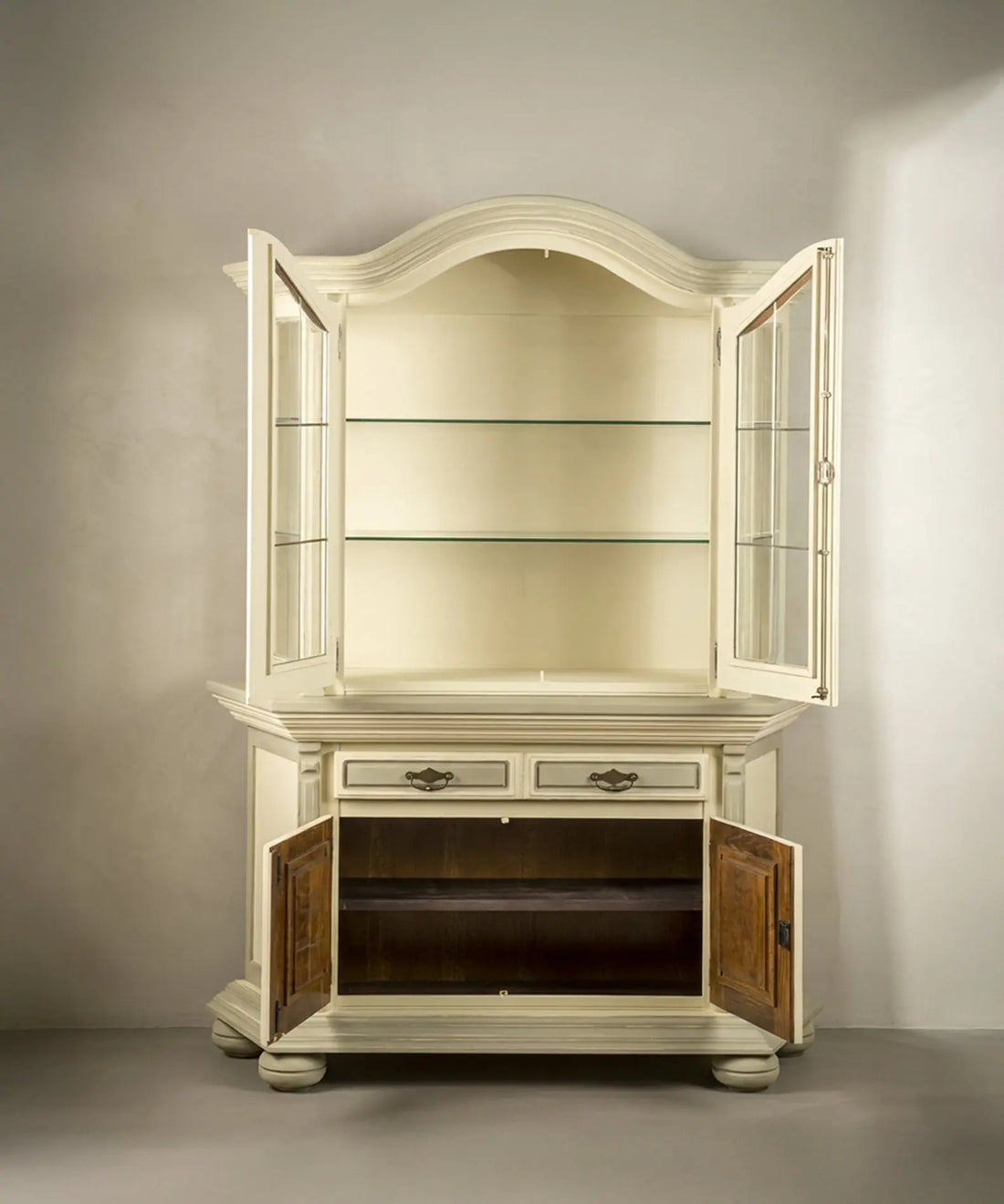 Alacena de madera provenzal con puertas superiores e inferiores abiertas mostrando baldas de cristal e interior de madera natural.