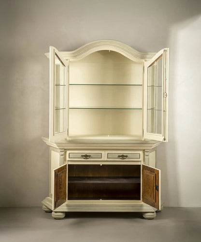 Alacena de madera provenzal con puertas superiores e inferiores abiertas mostrando baldas de cristal e interior de madera natural.