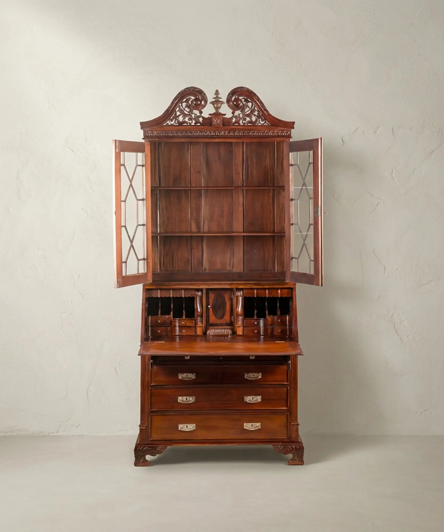 Buró-librería abierto mostrando los estantes de la librería superior y el escritorio abatido con compartimentos internos.