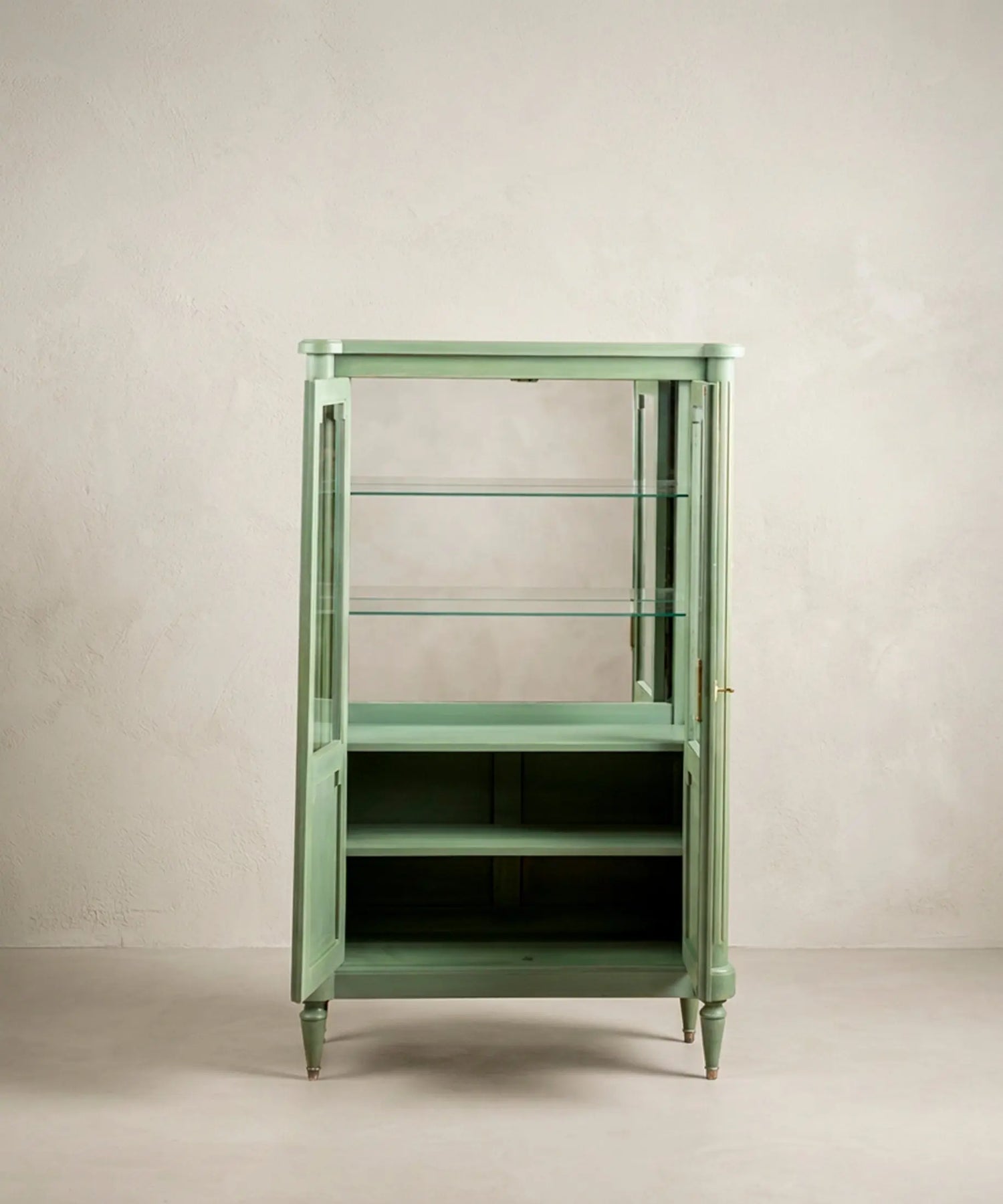 Vitrina verde con las puertas abiertas y baldas de cristal vista frontal — Antique Arte y Decoración