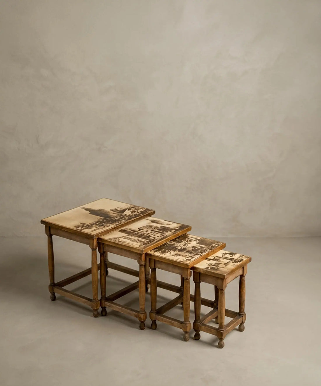 Set de 4 mesas nido vintage de madera con grabado de la Torre del Oro en el sobre frontal.