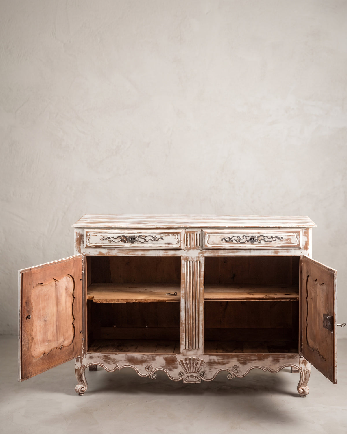 Interior aparador antiguo con puertas abiertas y una balda por lado en madera — Antique Arte y Decoración
