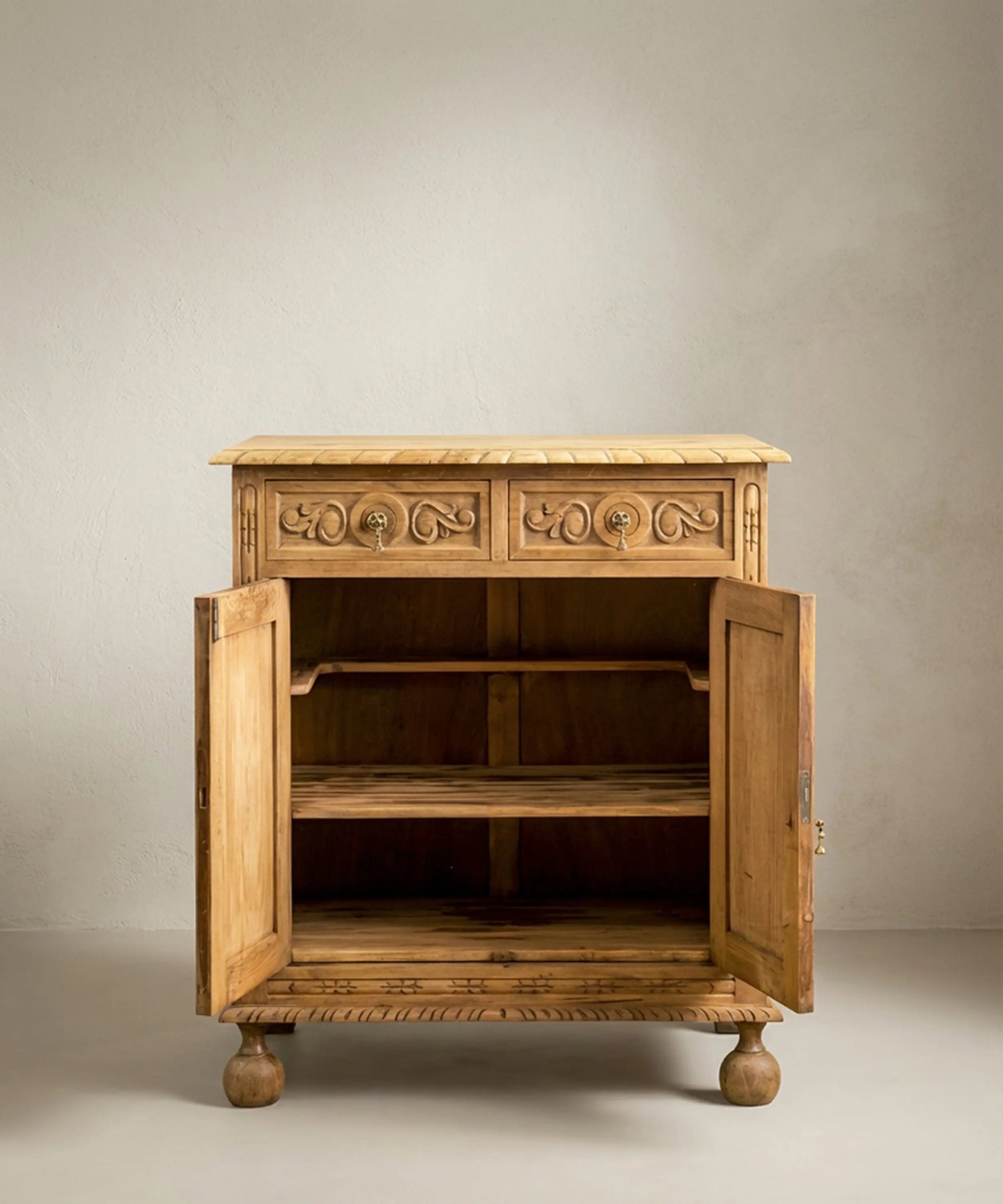 Aparador auxiliar en madera lavada con tallas