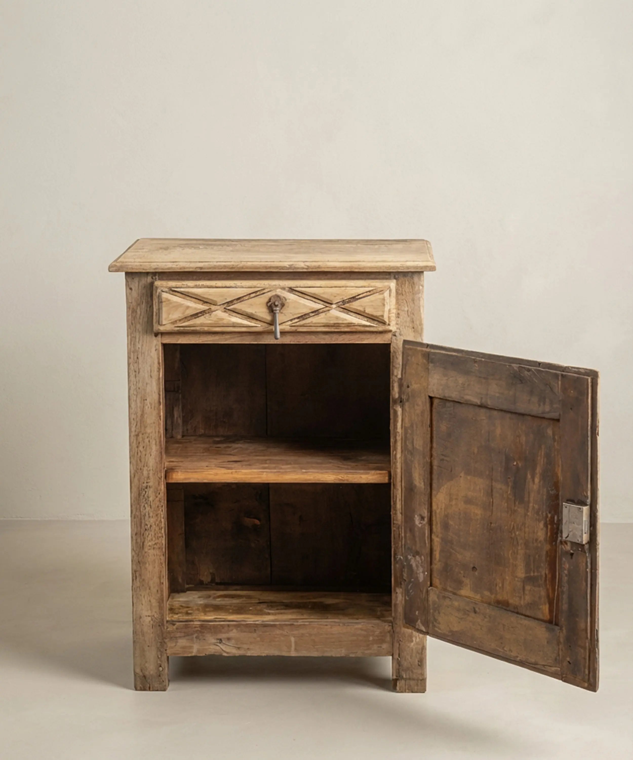 Pequeño Aparador Antiguo Rústico en Madera Lavada con Tallas de Punta de Diamante