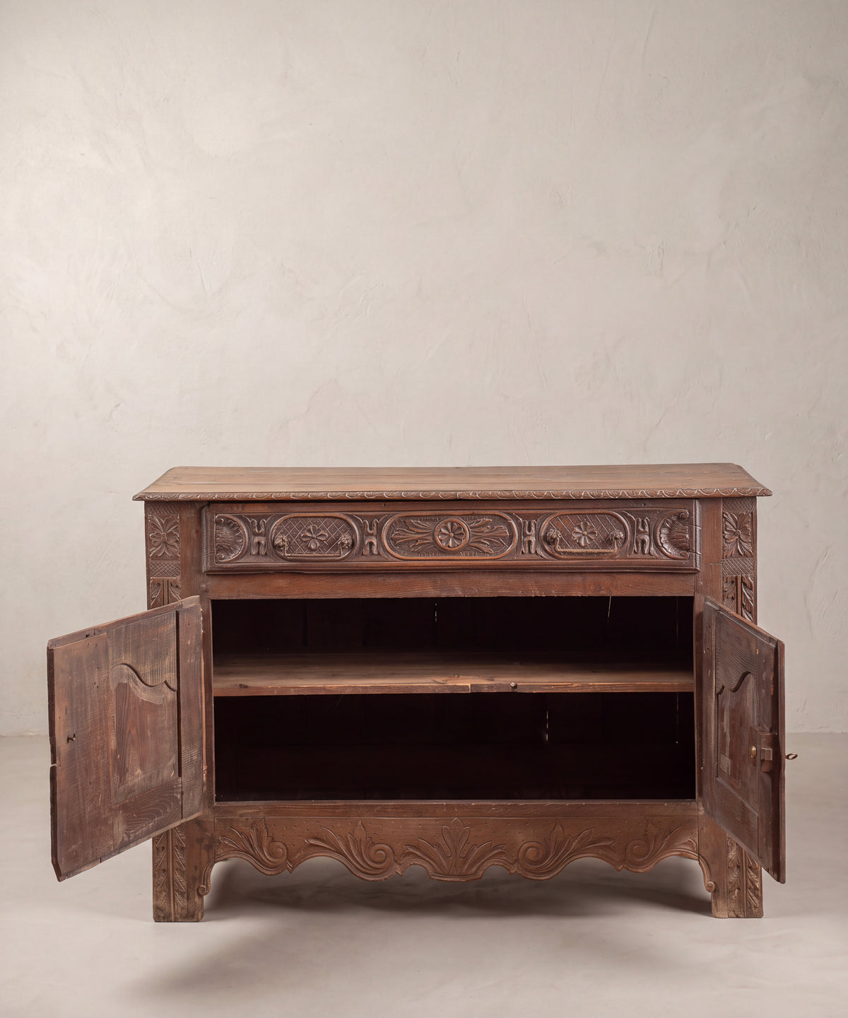 Aparador antiguo de roble tallado abierto con balda interior y cajón, vista frontal — Antique Arte y Decoración