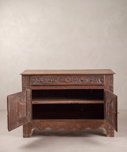 Aparador antiguo de roble tallado abierto con balda interior y cajón, vista frontal — Antique Arte y Decoración