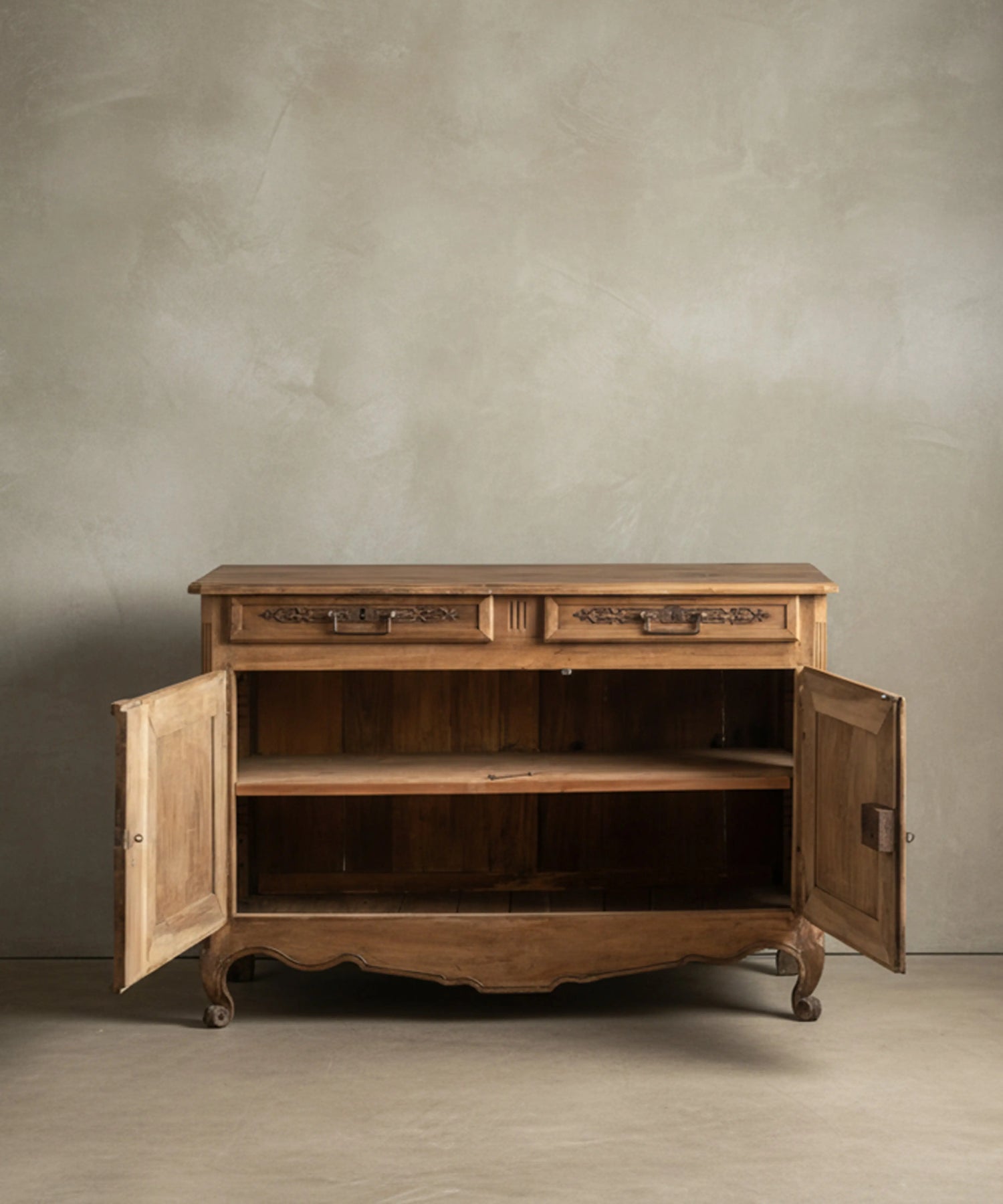 Aparador antiguo abierto mostrando gran capacidad interior con balda de madera maciza.