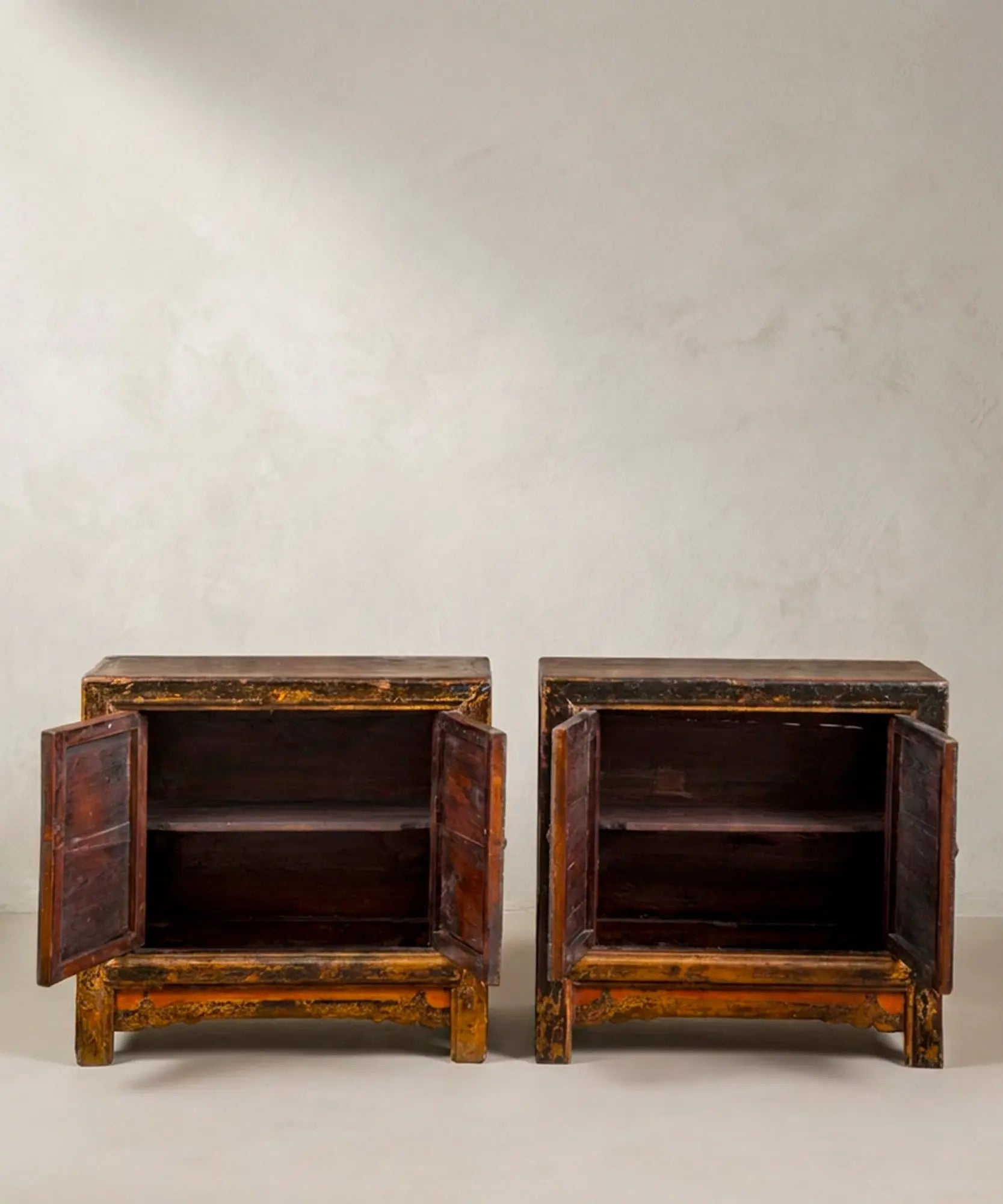 Pareja aparadores chinos siglo XIX con puertas abiertas y balda interior — Antique Arte y Decoración