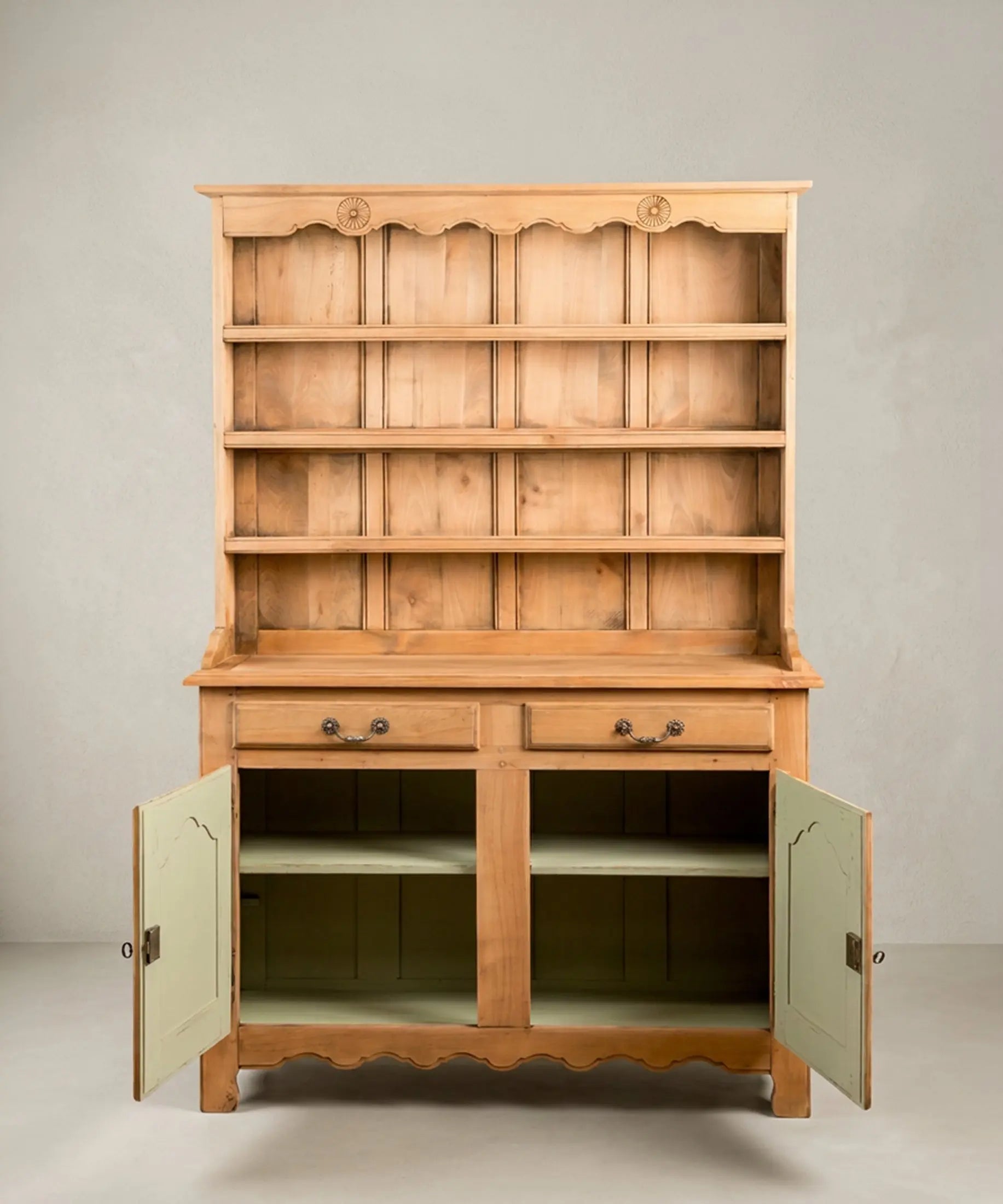 Aparador platero provenzal con puertas abiertas e interior en verde salvia — Antique Arte y Decoración