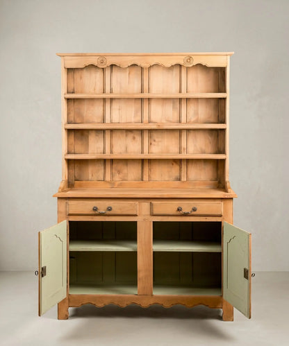 Aparador platero provenzal con puertas abiertas e interior en verde salvia — Antique Arte y Decoración