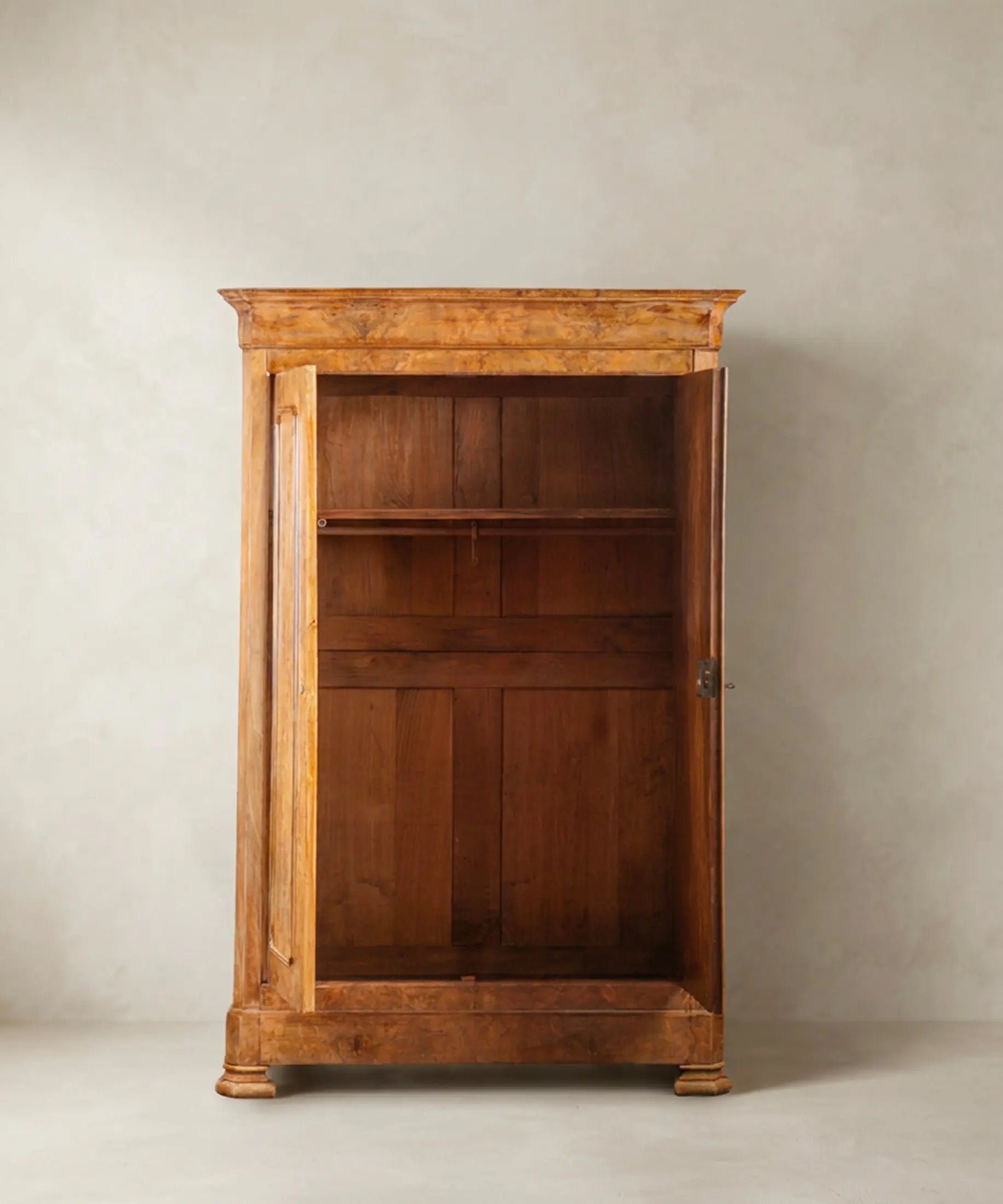 Armario antiguo Luis Felipe abierto con interior de balda y barra — Antique Arte y Decoración