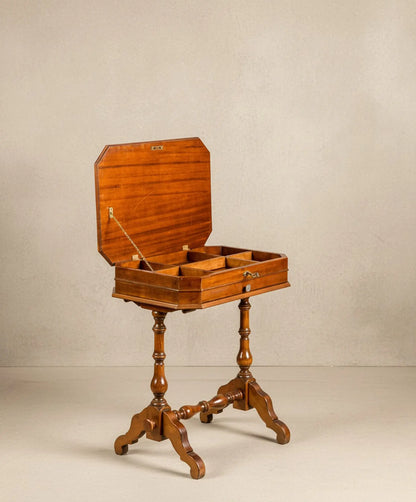 Perfil de mesa antigua estilo siglo XIX mostrando la estructura del cuerpo y las patas talladas.