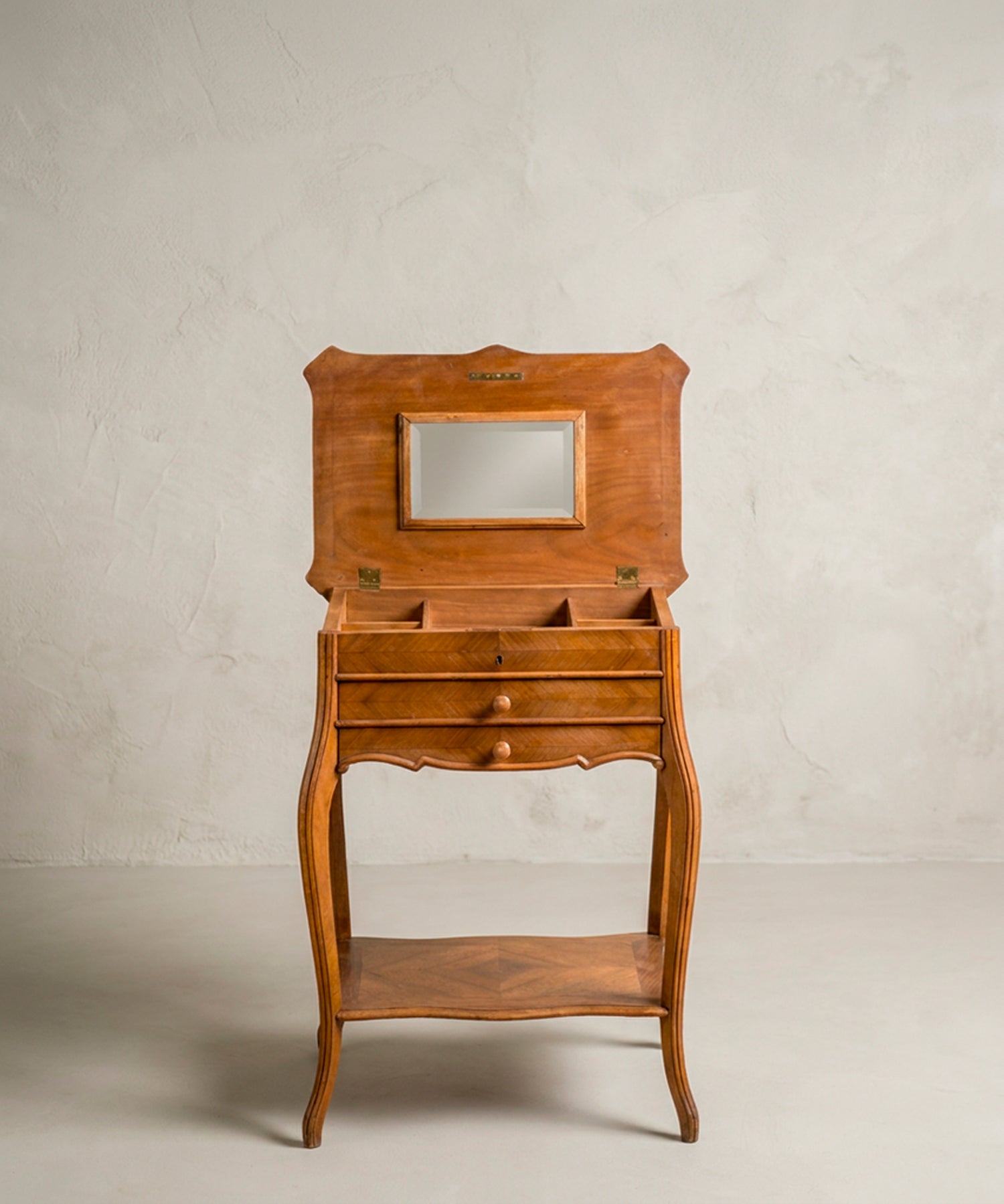 Interior costurero Luis XV con espejo biselado y compartimentos de madera — Antique Arte y Decoración