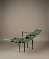  Costurero antiguo de madera totalmente desplegado mostrando compartimentos interiores escalonados