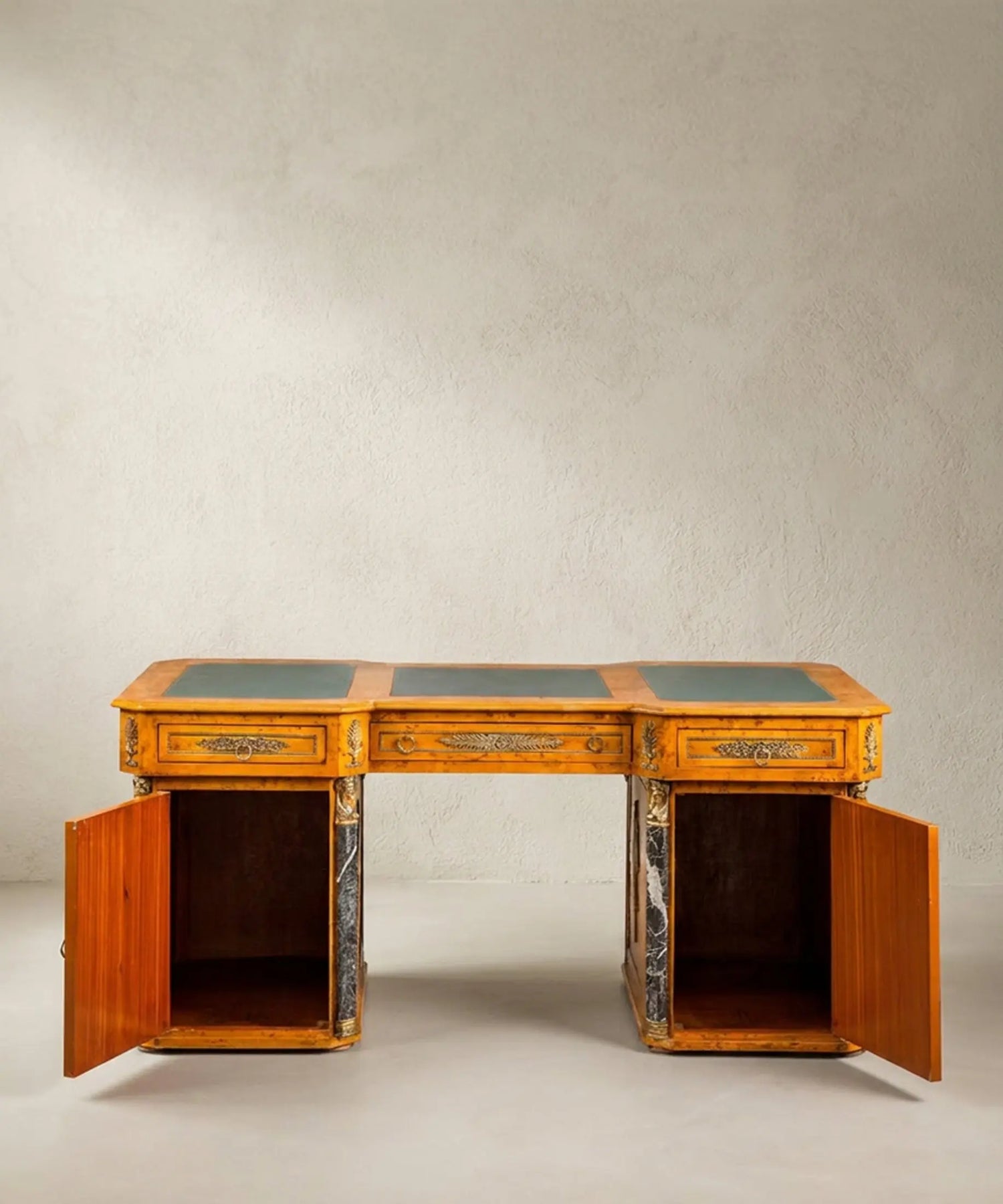 Escritorio estilo Imperio con puertas abiertas mostrando compartimentos interiores — Antique Arte y Decoración