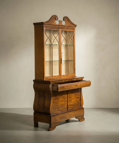 Vitrina clásica de dos cuerpos estilo inglés con marquetería floral