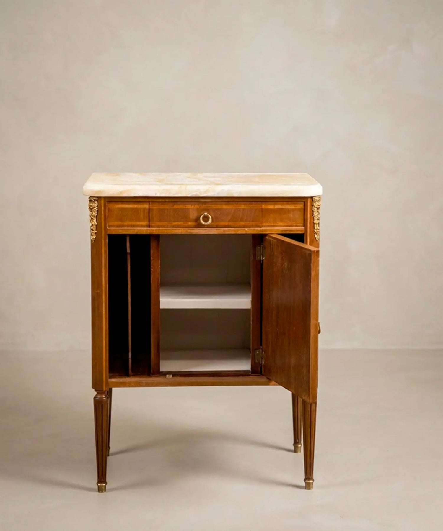 Interior mueble auxiliar antiguo con puerta abierta y balda — Antique Arte y Decoración