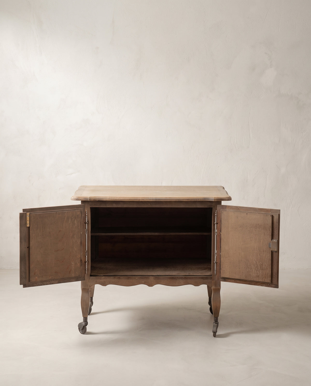 Interior mueble auxiliar de roble con dos puertas abiertas y balda — Antique Arte y Decoración