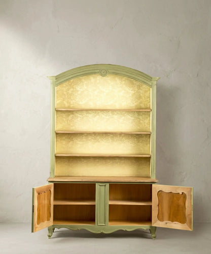 Alacena platero estilo francés en verde salvia con fondo entelado Antique arte y decoracion
