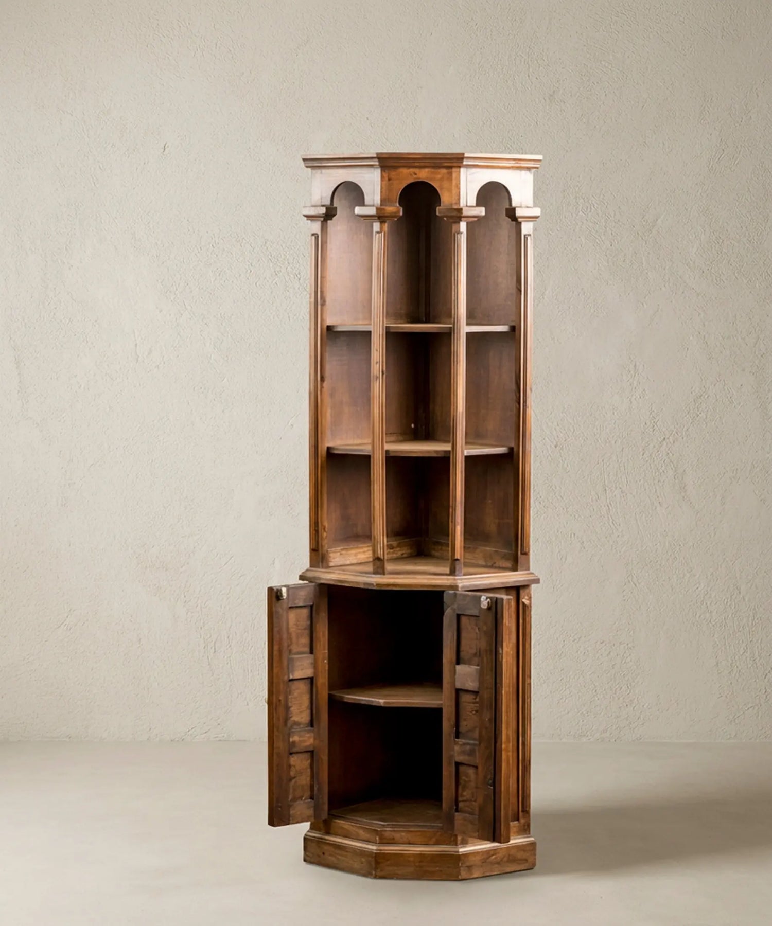Rinconera de Madera con Arquería y Puertas de Cuarterones | Estilo Castellano
