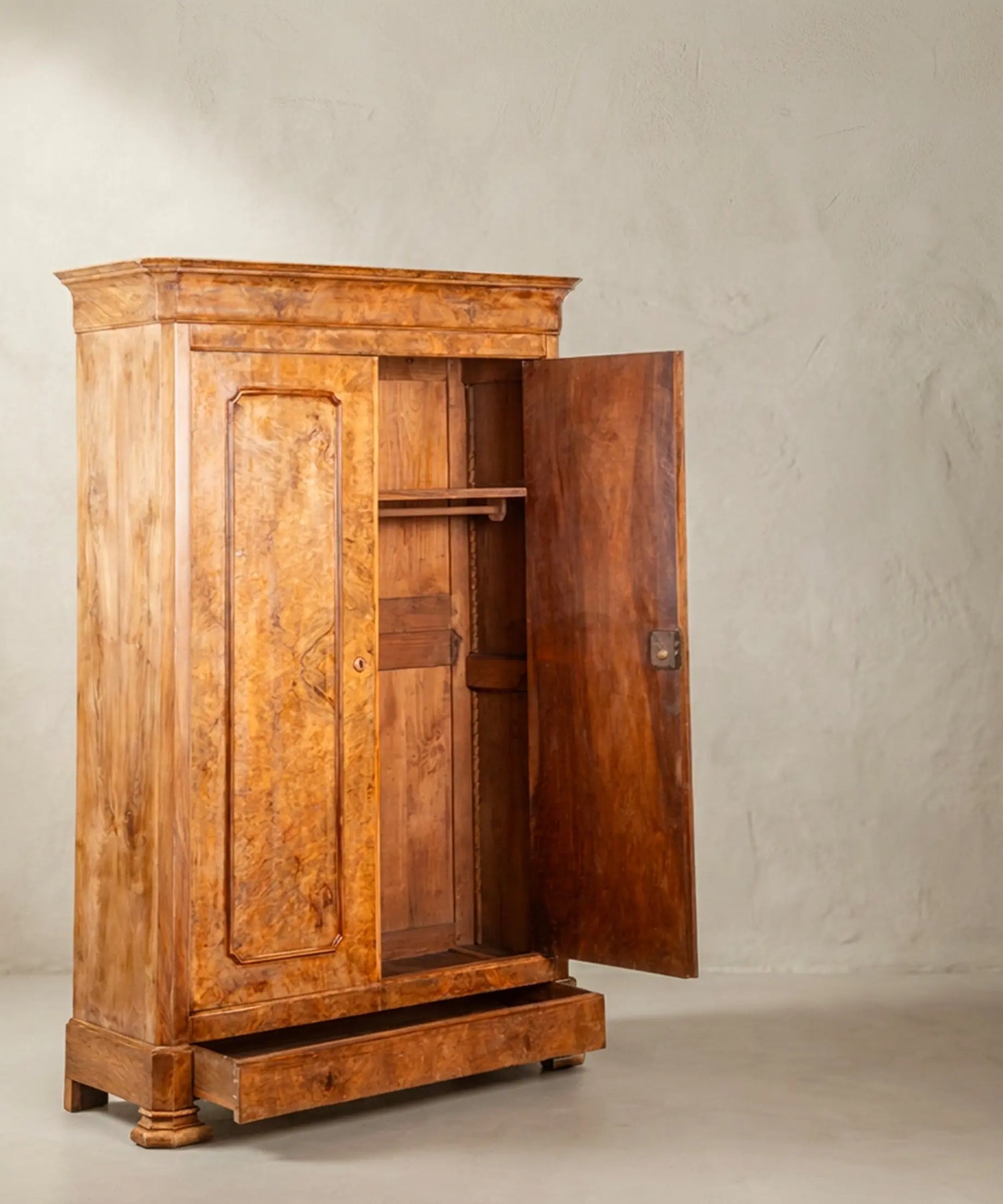 Armario raíz de nogal siglo XIX abierto vista lateral con cajón inferior — Antique Arte y Decoración