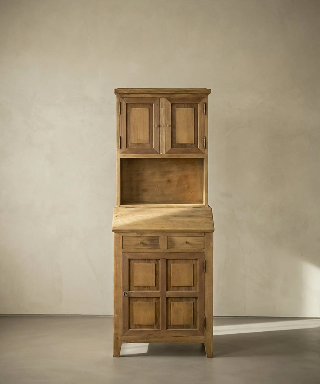 alacena de madera maciza con alzada estilo rústico sobre fondo neutro, vista frontal.