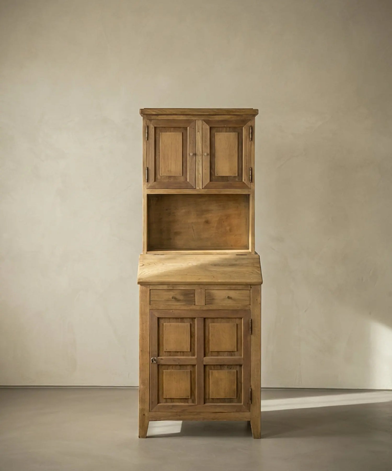 alacena de madera maciza con alzada estilo rústico sobre fondo neutro, vista frontal.