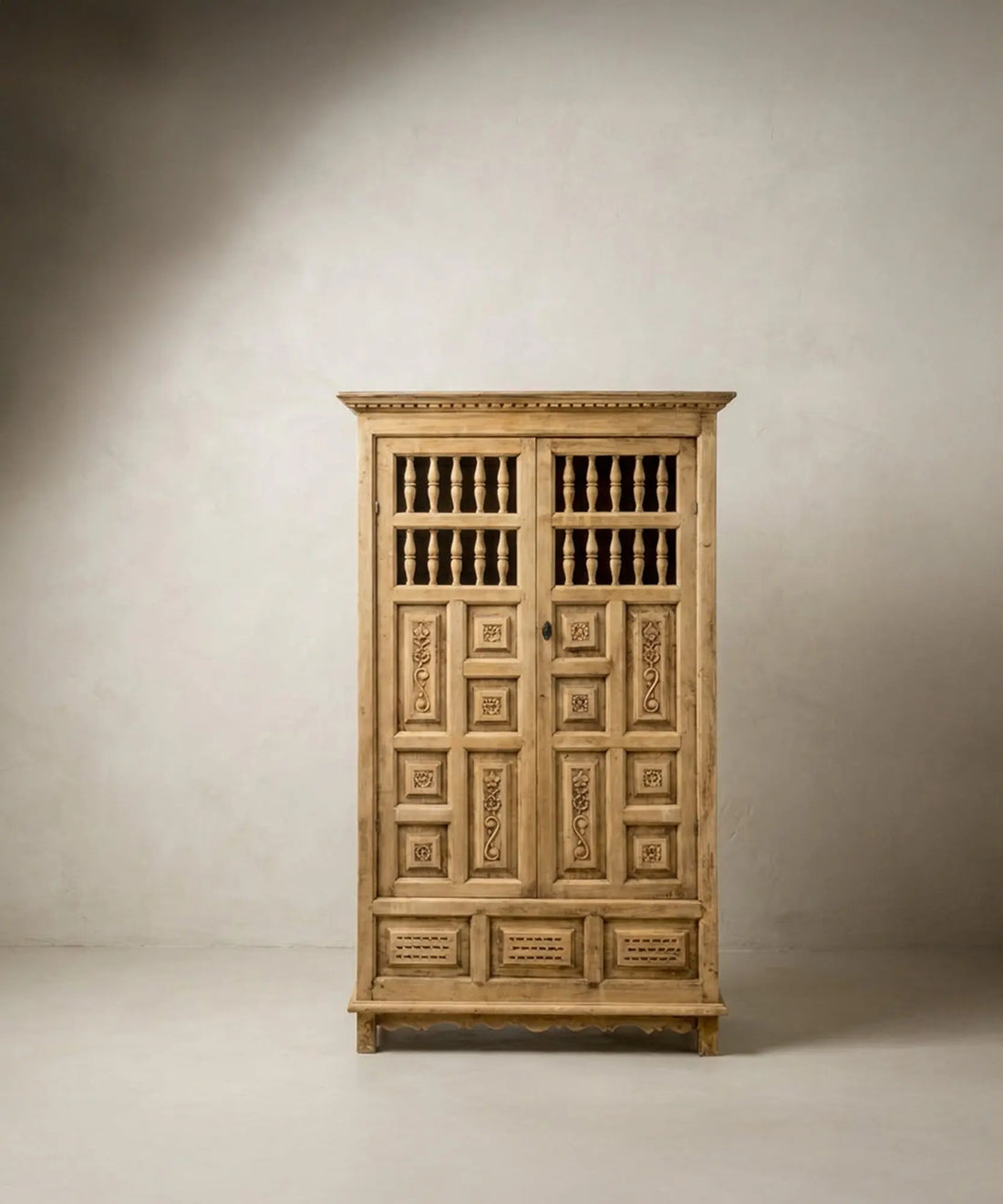 Alacena rústica vintage de madera lavada con puertas de cuarterones y barrotes torneados.