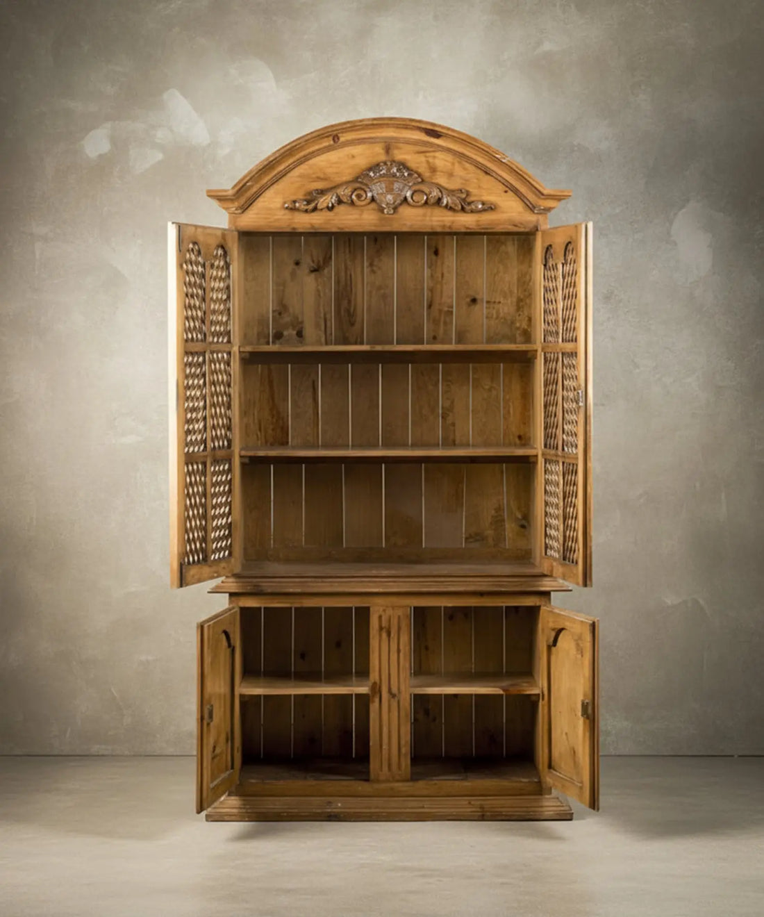 Alacena de madera maciza abierta mostrando estantes interiores y estructura de pino natural.