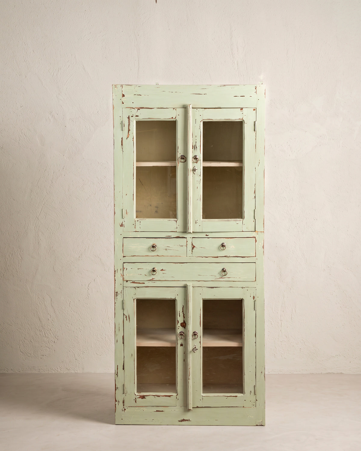 Alacena vitrina vintage pintada a mano en verde decapé, vista frontal — Antique Arte y Decoración