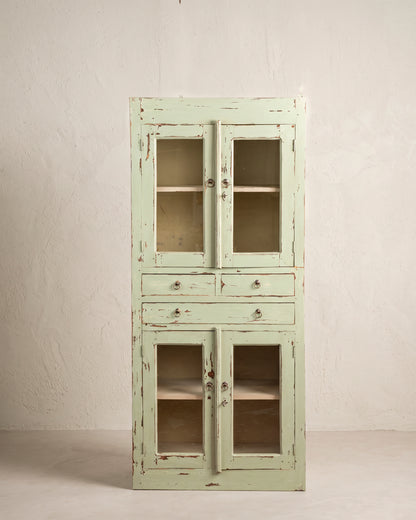 Alacena vitrina vintage pintada a mano en verde decapé, vista frontal — Antique Arte y Decoración
