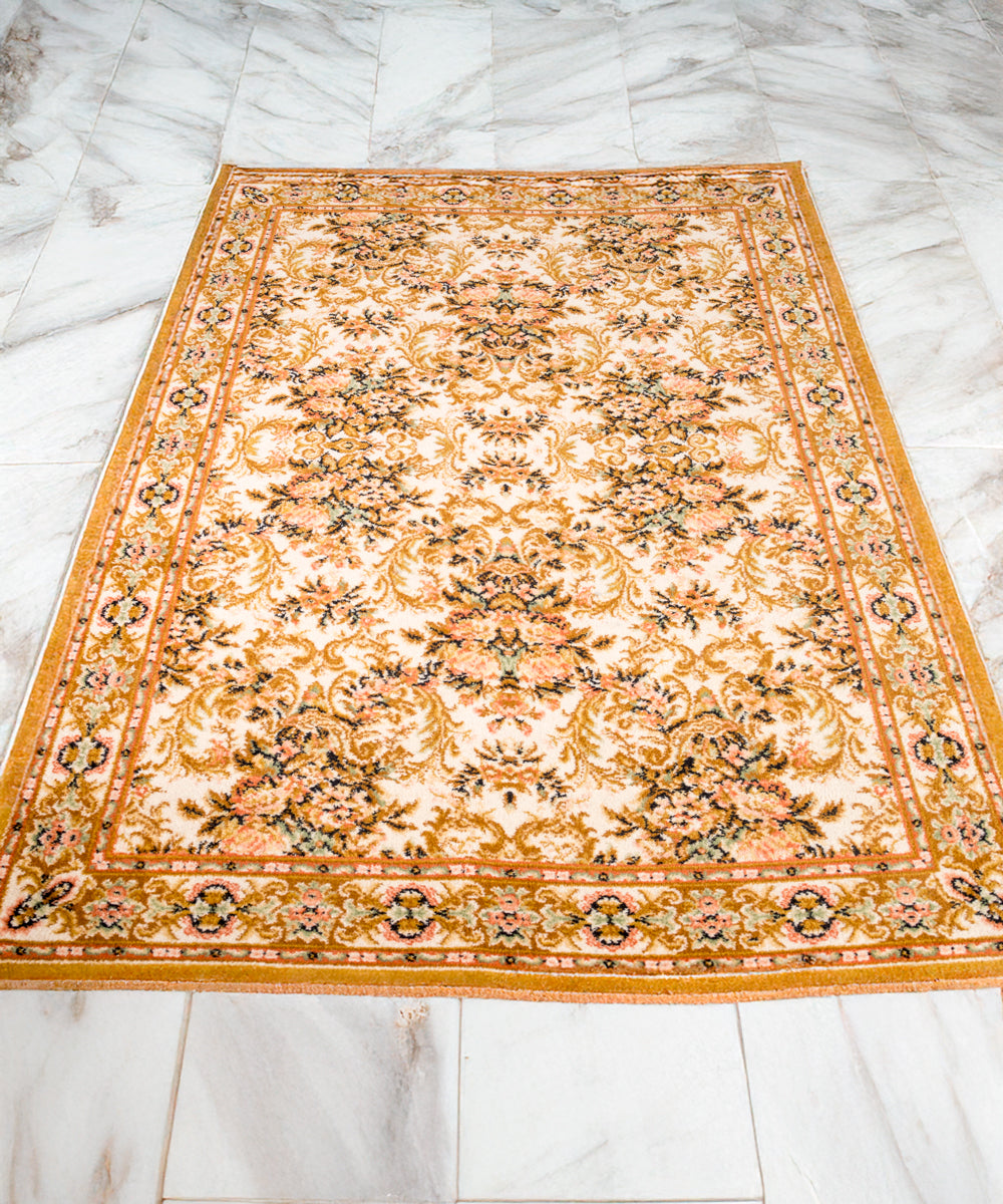 Floral design wool rug