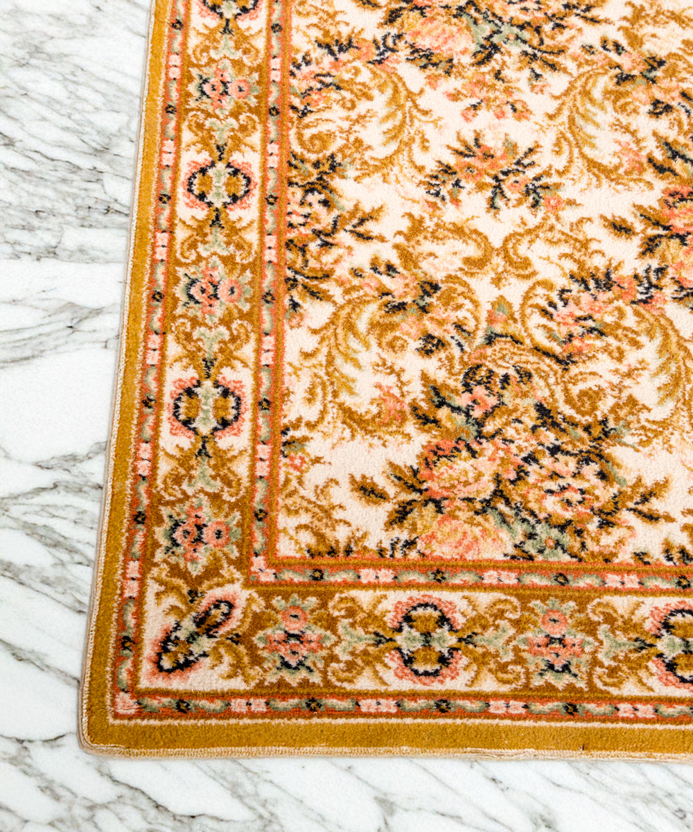 Floral design wool rug